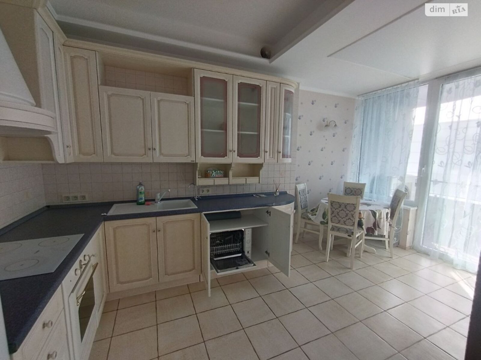 трехкомнатная квартира в Одессе, район Приморский, на ул. Литературная 1А в аренду на долгий срок помесячно фото 1