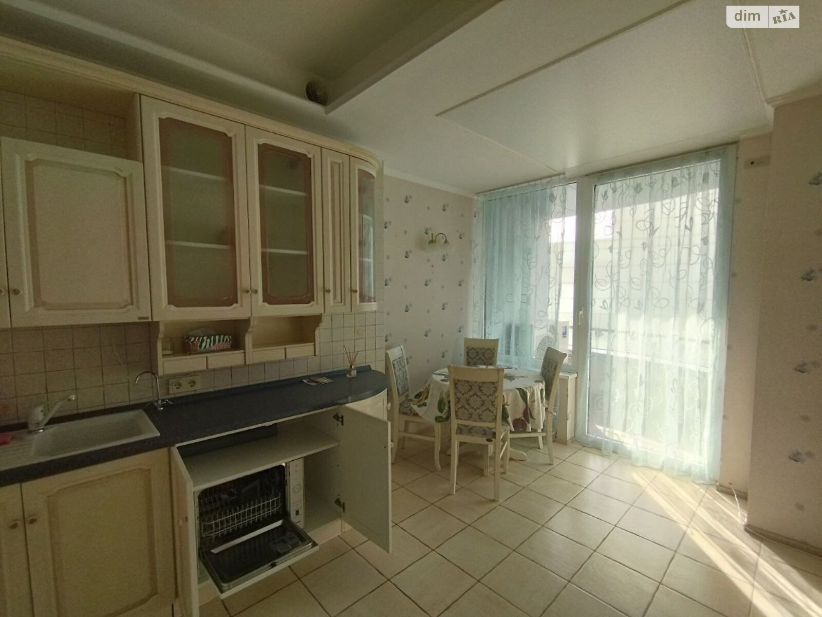 трехкомнатная квартира в Одессе, район Приморский, на ул. Литературная 1А в аренду на долгий срок помесячно фото 1