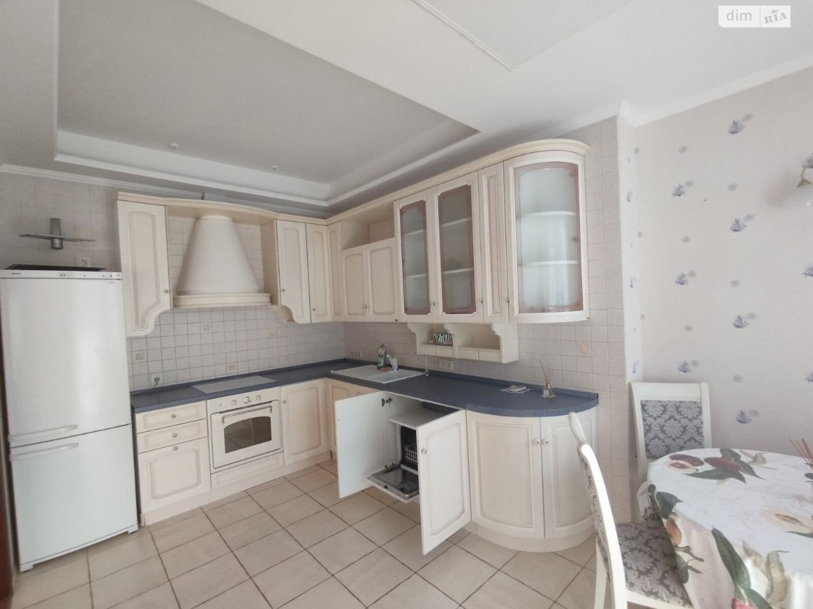 трехкомнатная квартира в Одессе, район Приморский, на ул. Литературная 1А в аренду на долгий срок помесячно фото 1