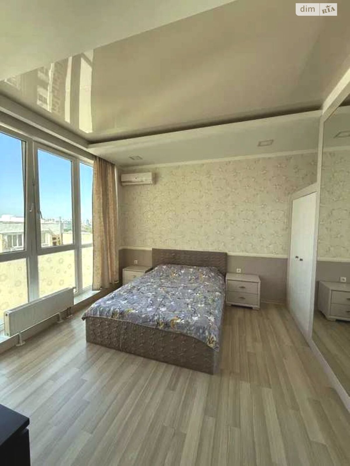 трехкомнатная квартира в Одессе, район Приморский, на ул. Литературная в аренду на долгий срок помесячно фото 1