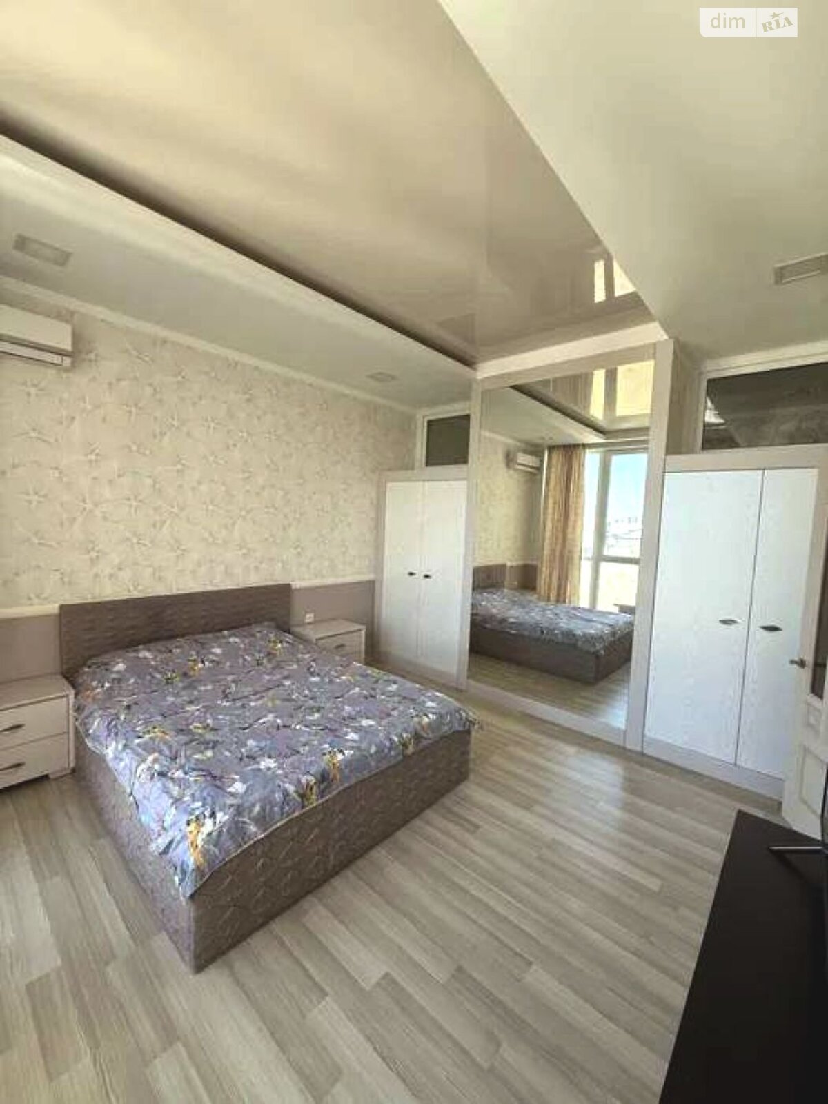 трехкомнатная квартира в Одессе, район Приморский, на ул. Литературная в аренду на долгий срок помесячно фото 1