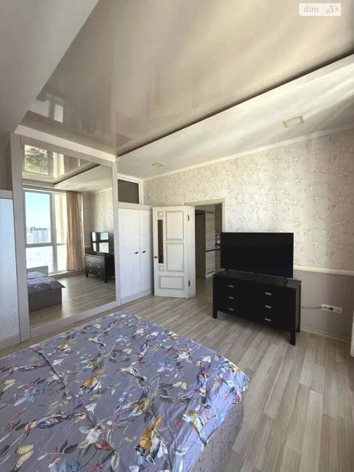 трехкомнатная квартира в Одессе, район Приморский, на ул. Литературная в аренду на долгий срок помесячно фото 1