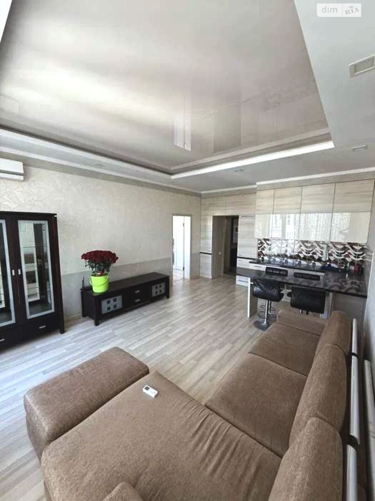 трехкомнатная квартира в Одессе, район Приморский, на ул. Литературная в аренду на долгий срок помесячно фото 1