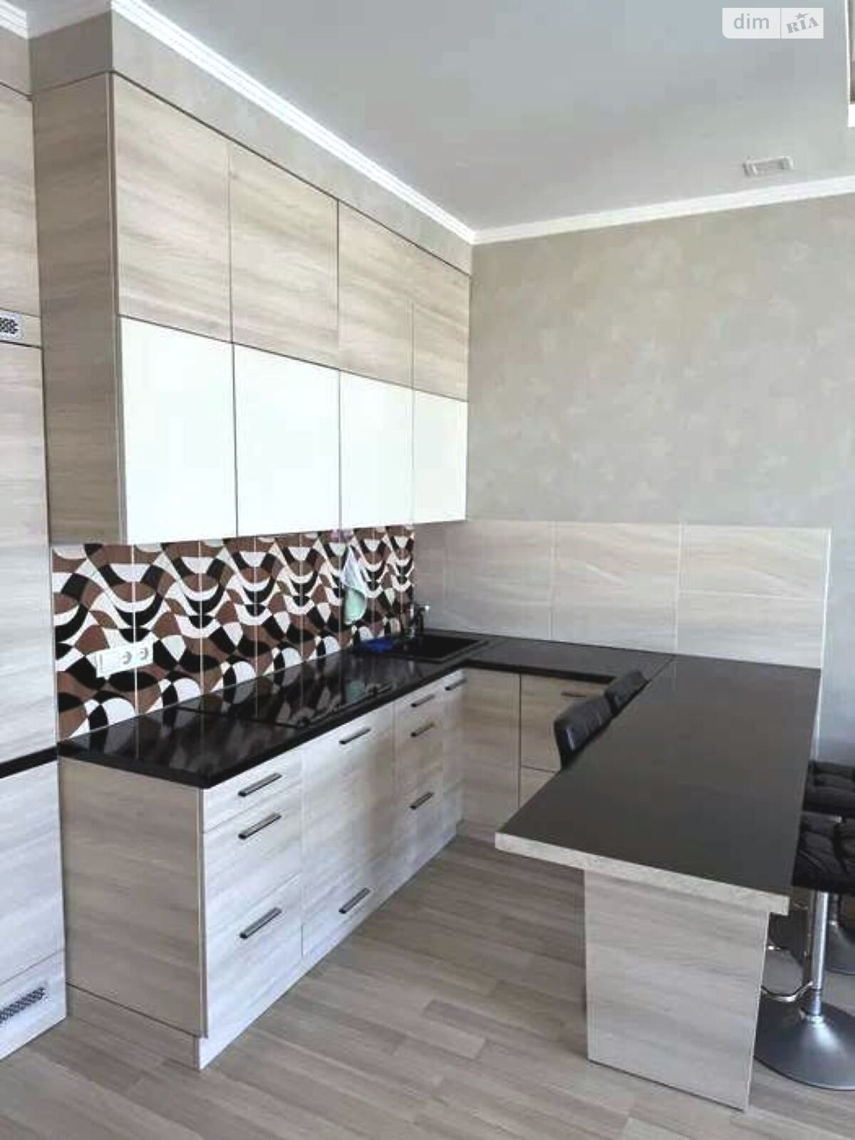 трехкомнатная квартира в Одессе, район Приморский, на ул. Литературная в аренду на долгий срок помесячно фото 1