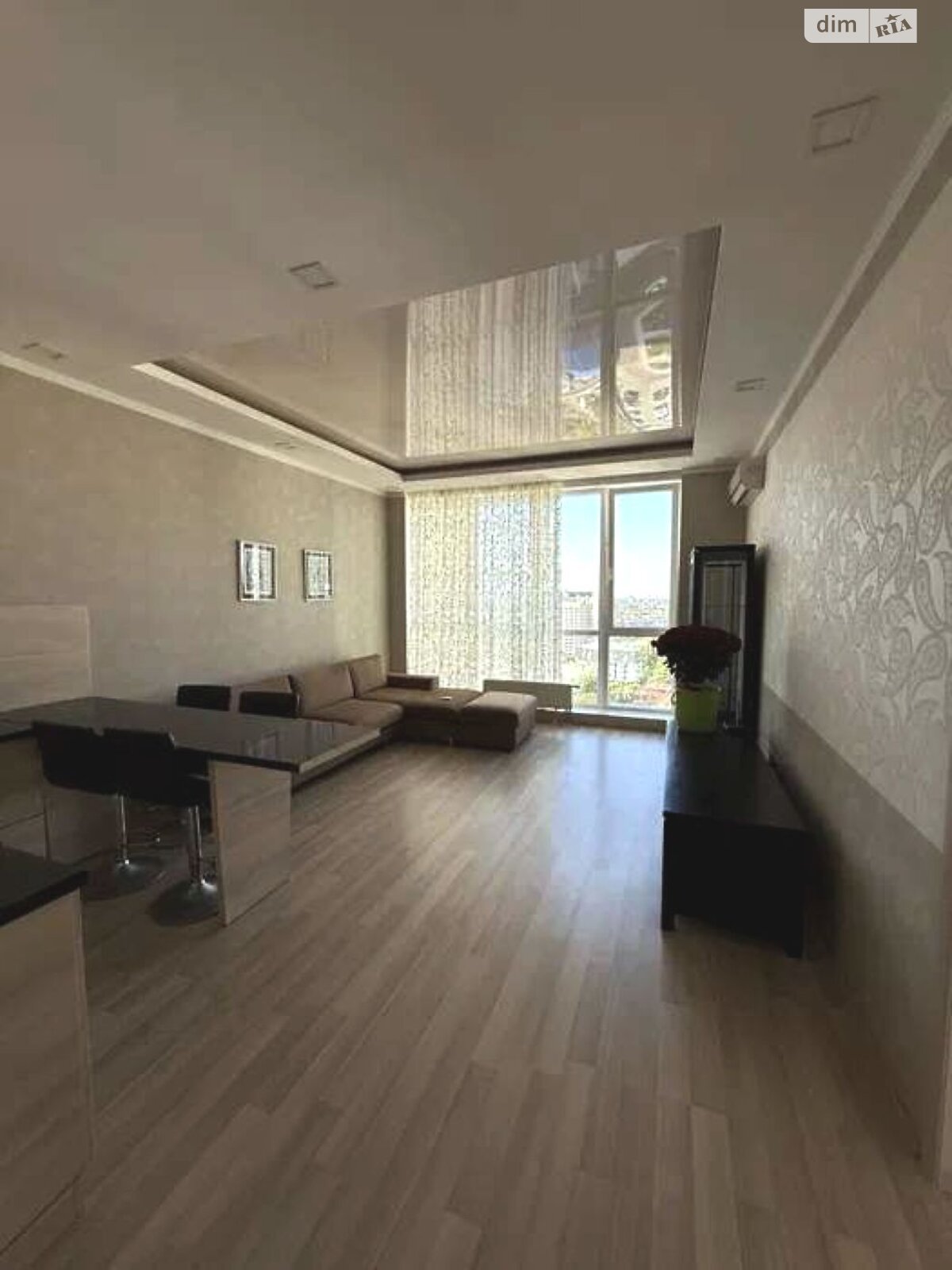 трехкомнатная квартира в Одессе, район Приморский, на ул. Литературная в аренду на долгий срок помесячно фото 1