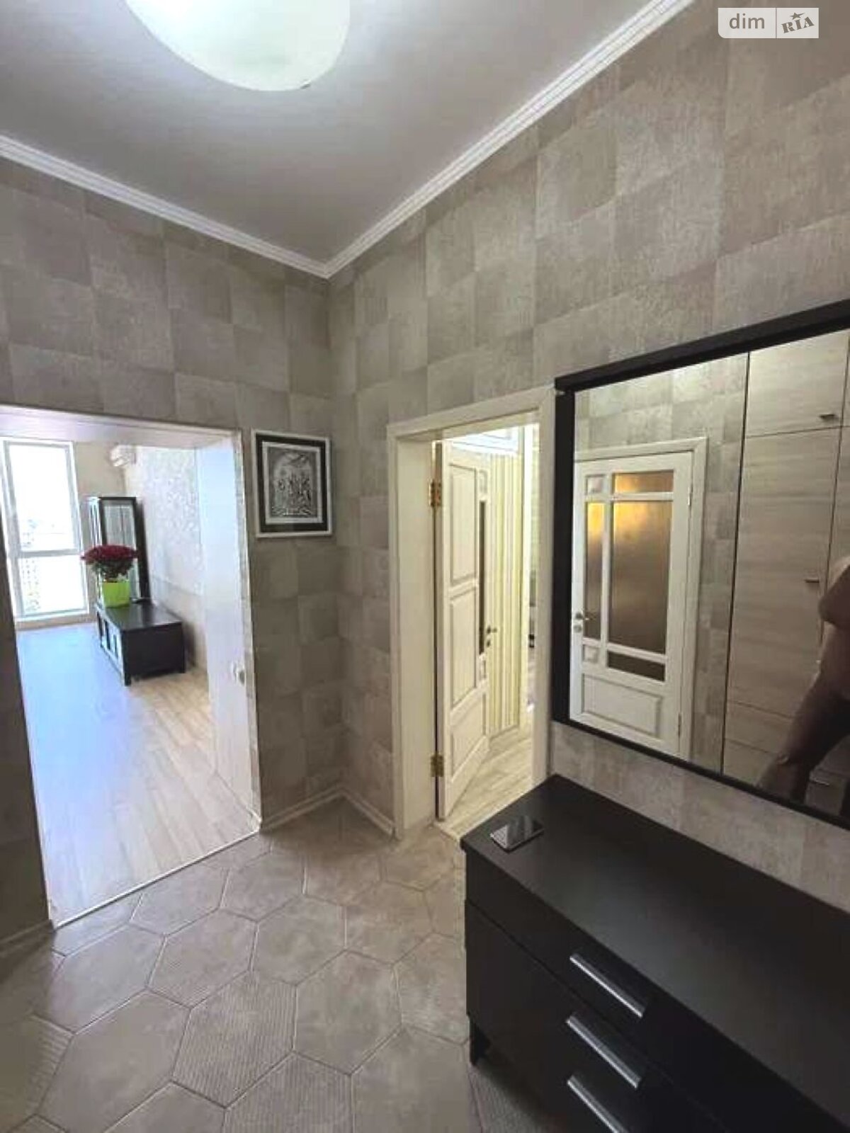 трехкомнатная квартира в Одессе, район Приморский, на ул. Литературная в аренду на долгий срок помесячно фото 1