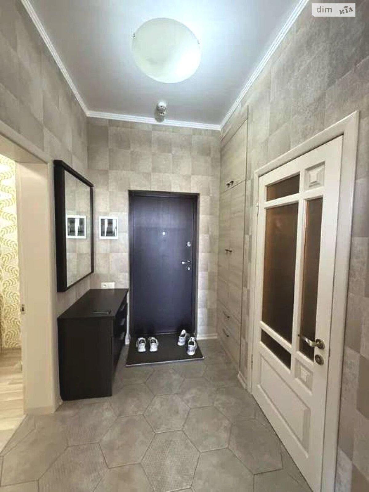 трехкомнатная квартира в Одессе, район Приморский, на ул. Литературная в аренду на долгий срок помесячно фото 1