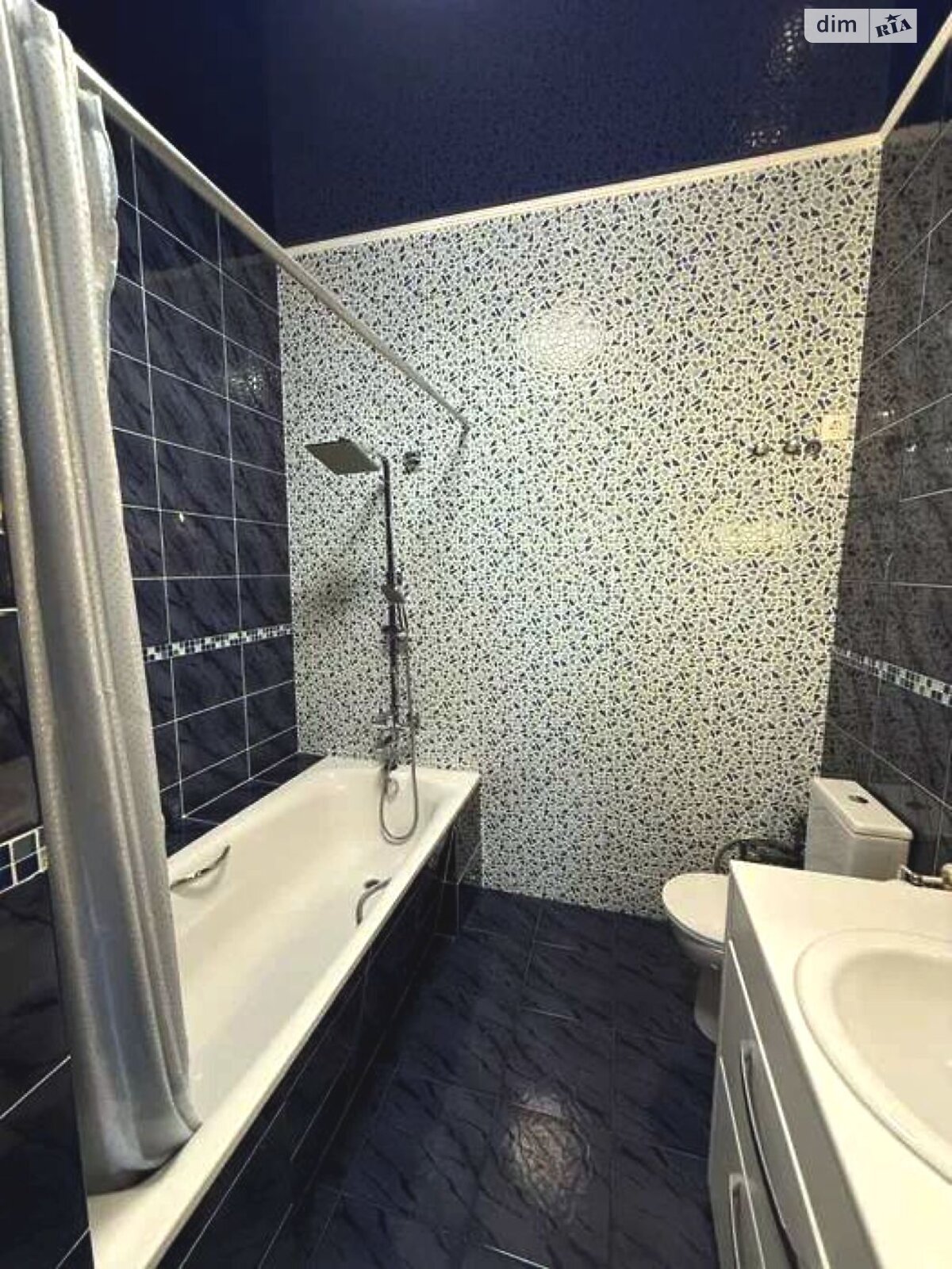 трехкомнатная квартира в Одессе, район Приморский, на ул. Литературная в аренду на долгий срок помесячно фото 1