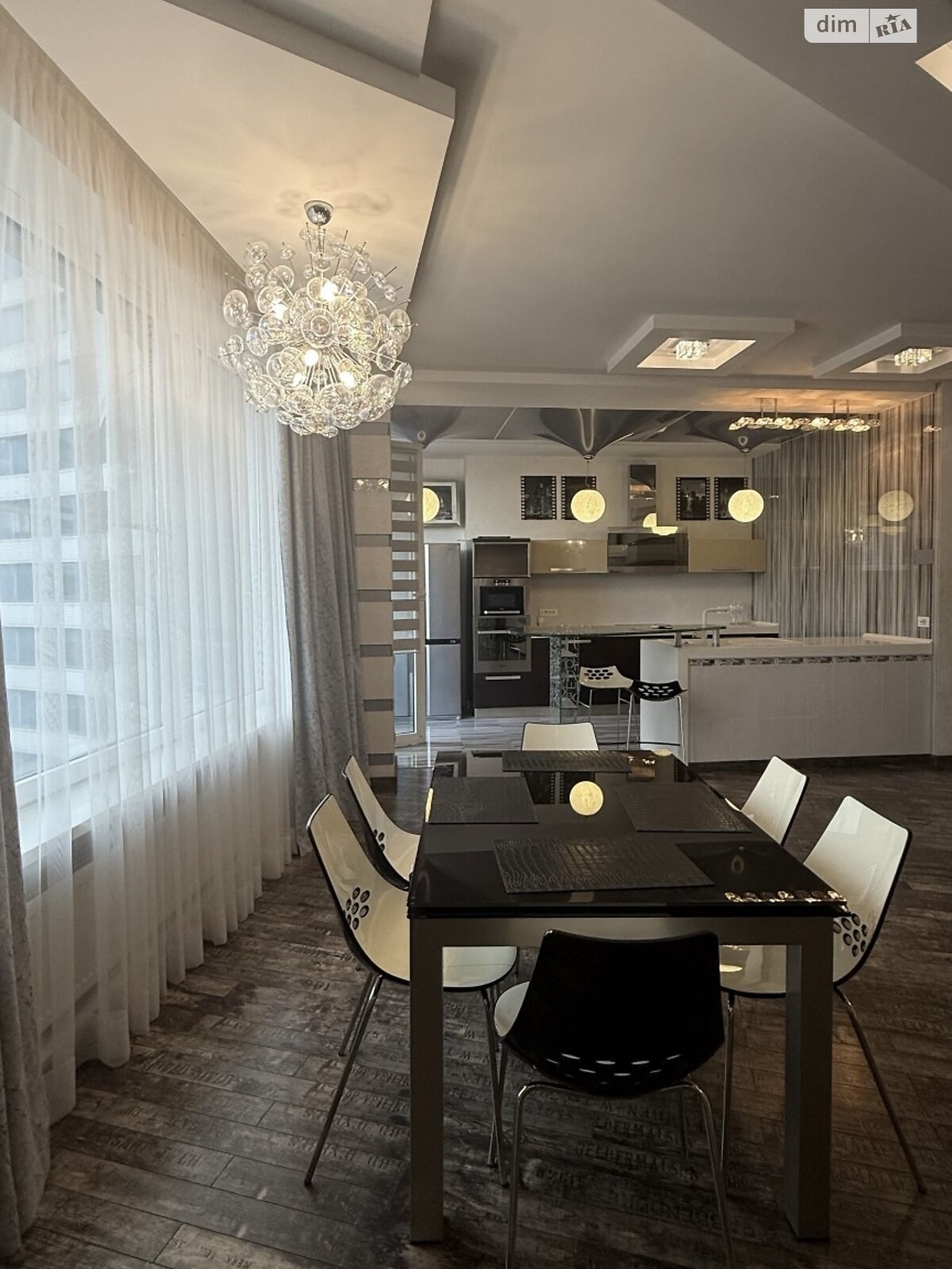 трикімнатна квартира в Одесі, район Приморський, на вул. Літературна 1А в довготривалу оренду помісячно фото 1