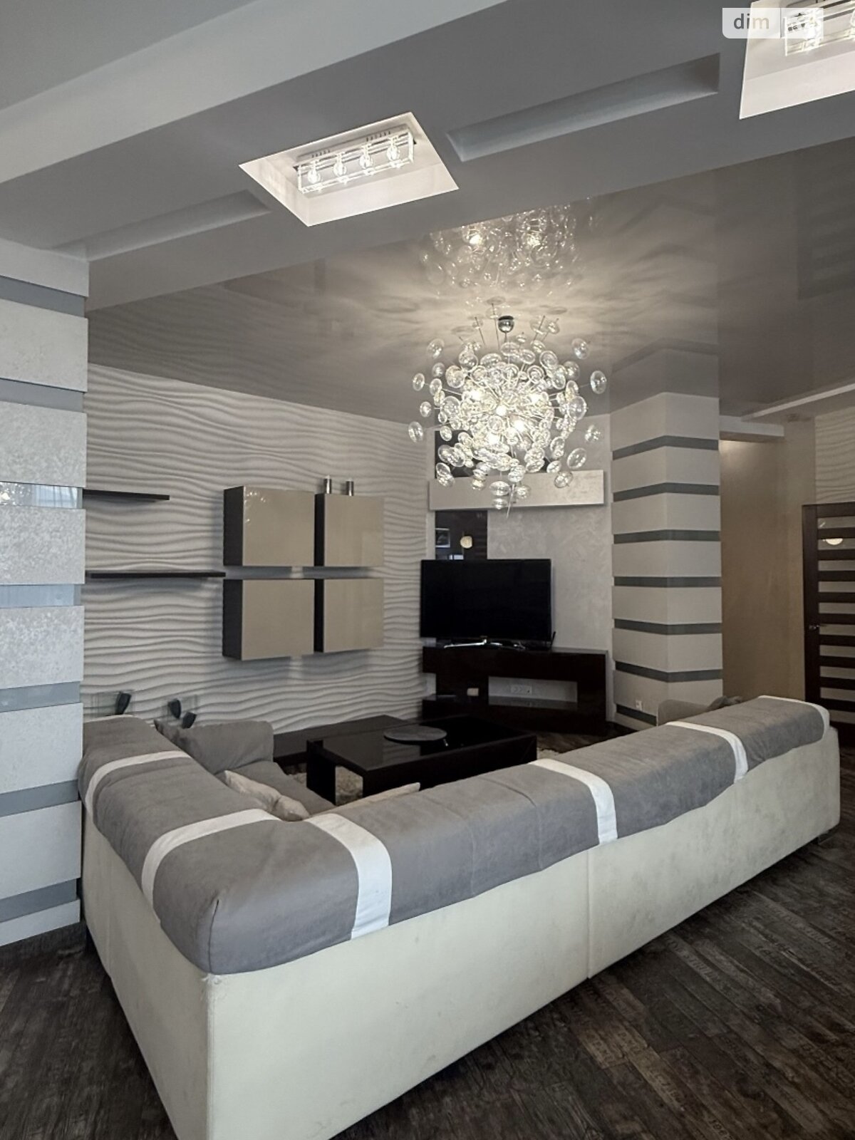 трикімнатна квартира в Одесі, район Приморський, на вул. Літературна 1А в довготривалу оренду помісячно фото 1