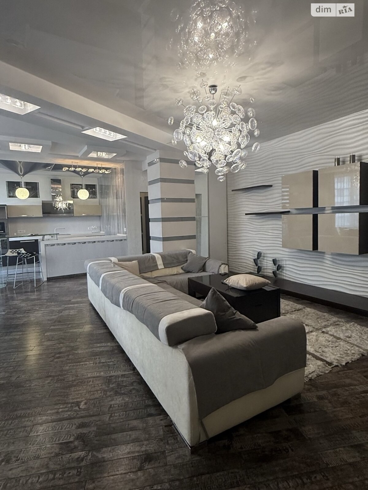 трикімнатна квартира в Одесі, район Приморський, на вул. Літературна 1А в довготривалу оренду помісячно фото 1