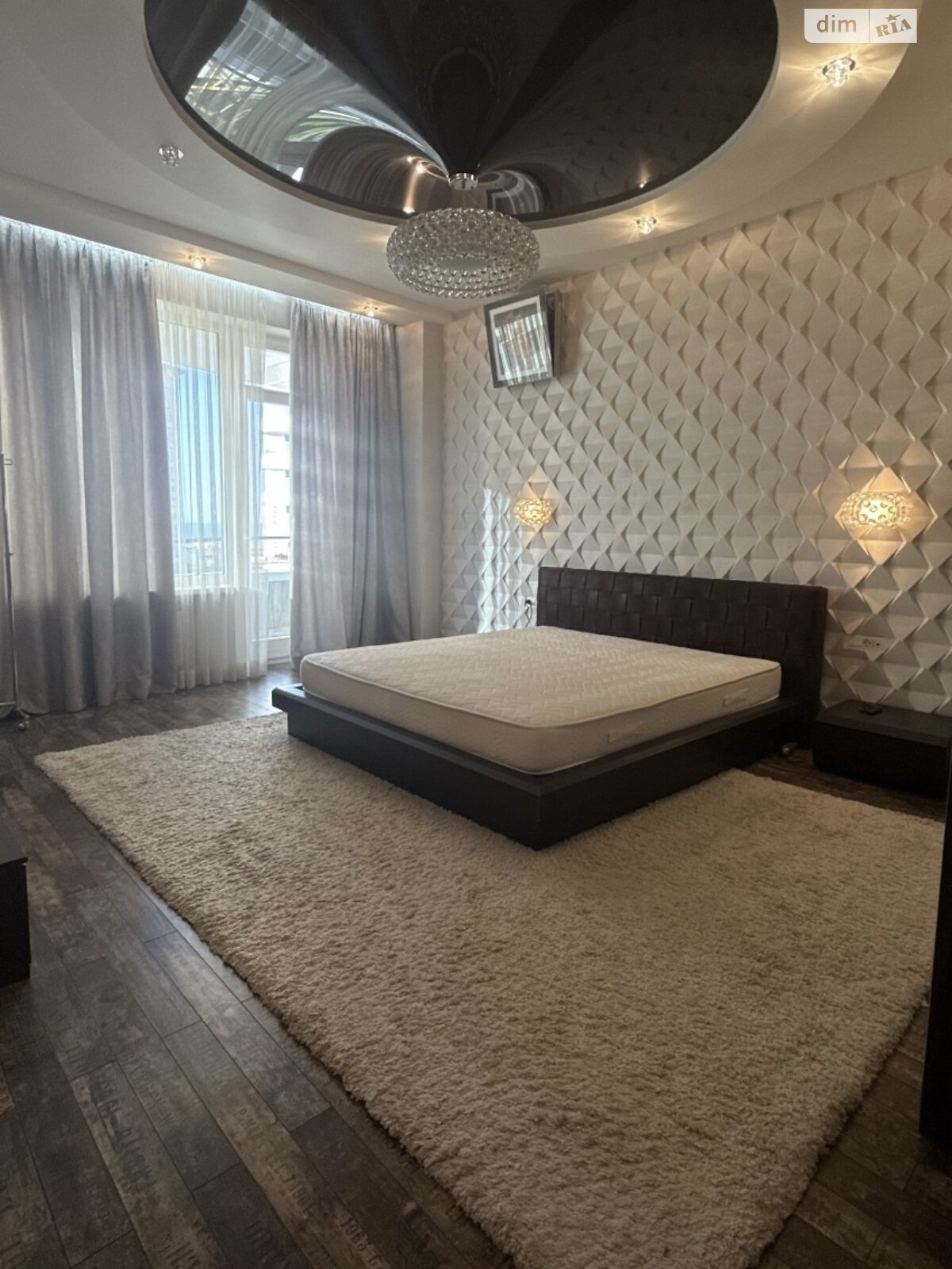 трикімнатна квартира в Одесі, район Приморський, на вул. Літературна 1А в довготривалу оренду помісячно фото 1