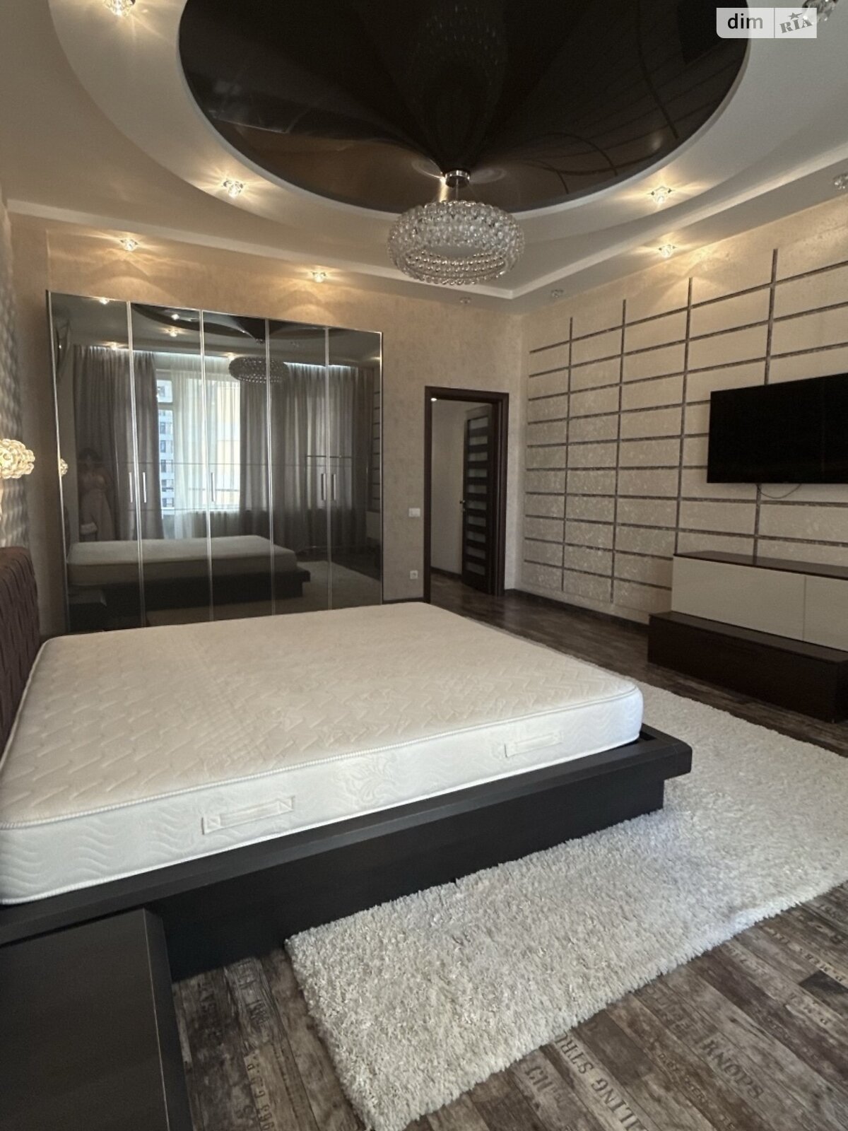 трикімнатна квартира в Одесі, район Приморський, на вул. Літературна 1А в довготривалу оренду помісячно фото 1