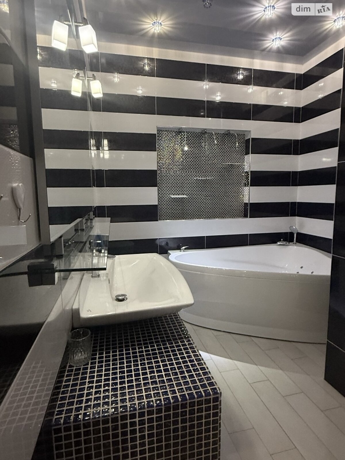 трикімнатна квартира в Одесі, район Приморський, на вул. Літературна 1А в довготривалу оренду помісячно фото 1