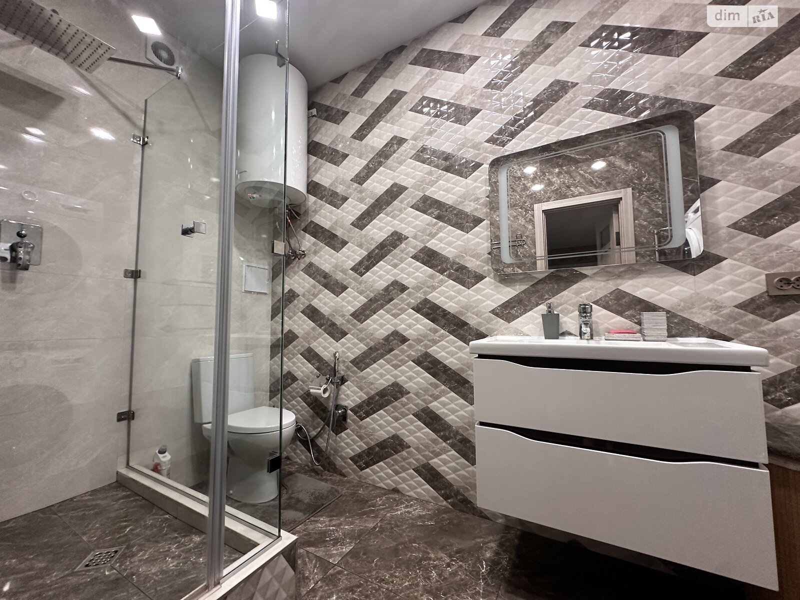 двухкомнатная квартира в Одессе, район Приморский, на ул. Литературная 8 в аренду на долгий срок помесячно фото 1 двухкомнатная квартира в Одессе, район Приморский, на ул. Литературная 8 в аренду на долгий срок помесячно фото 1