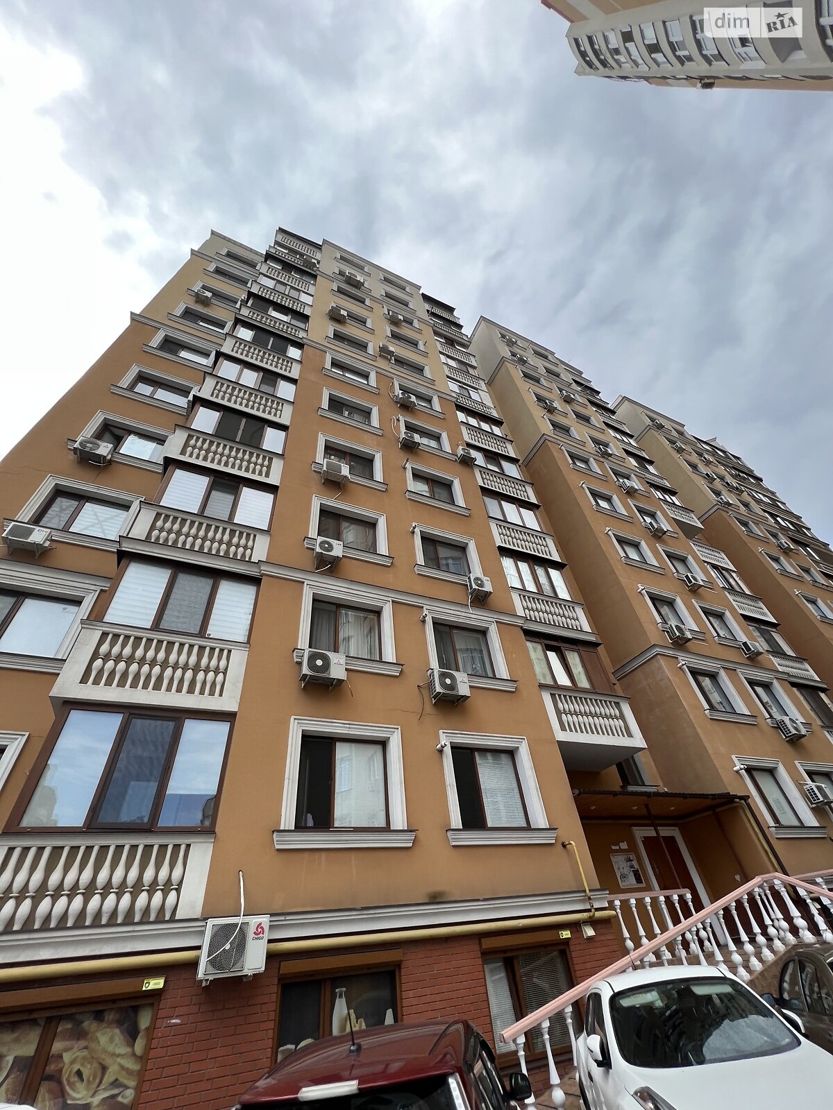 трехкомнатная квартира в Одессе, район Приморский, на ул. Маршала Говорова 1 в аренду на долгий срок помесячно фото 1