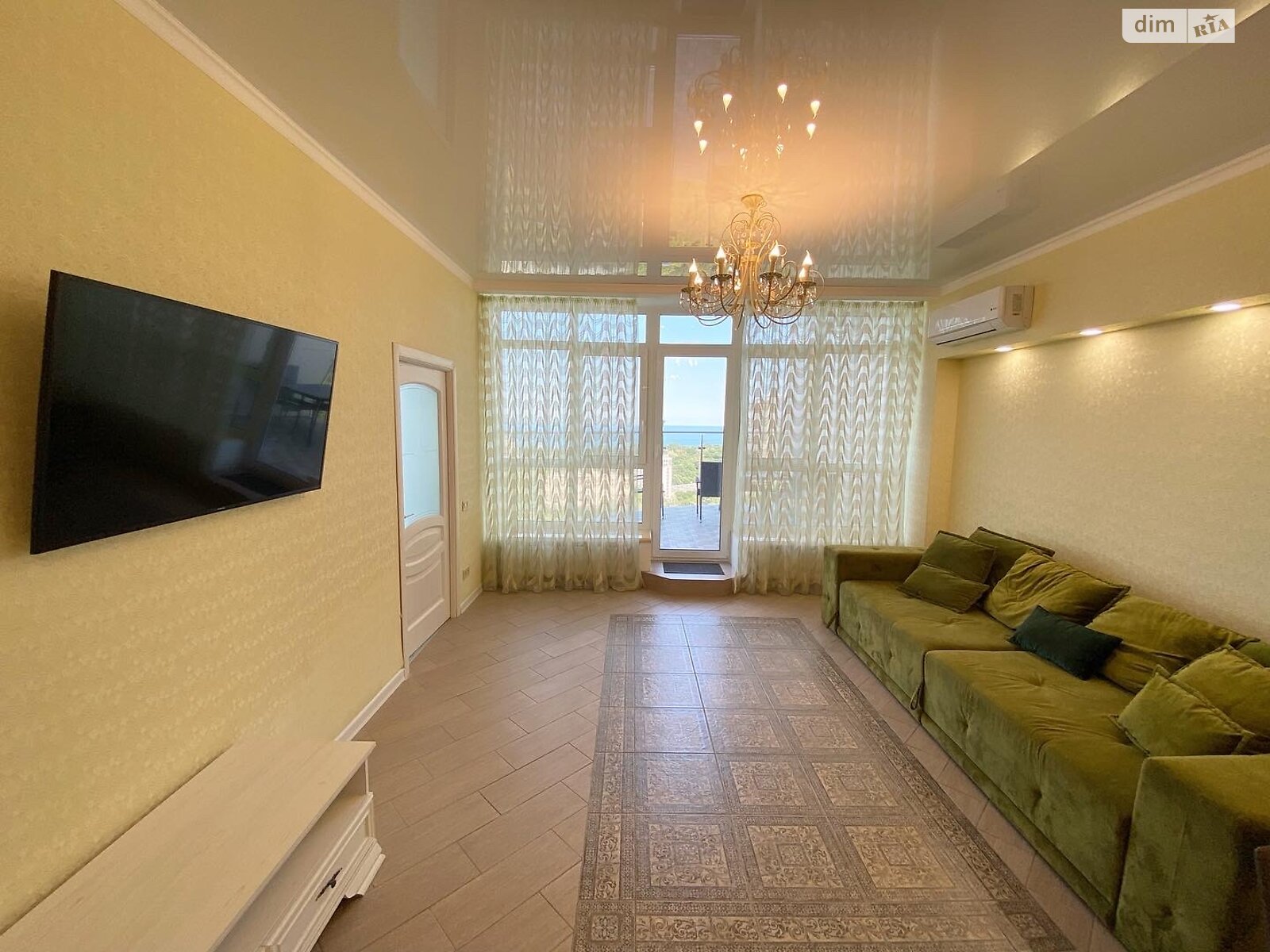 трехкомнатная квартира с мебелью в Одессе, район Приморский, на пер. Шампанский 9 в аренду на долгий срок помесячно фото 1