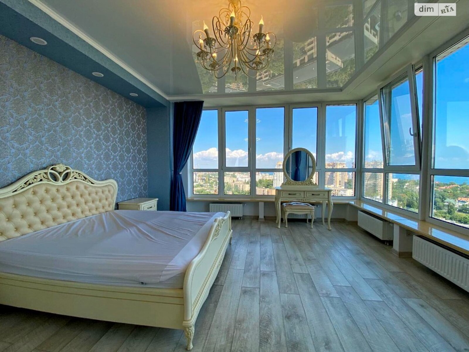 трехкомнатная квартира с мебелью в Одессе, район Приморский, на просп. Шевченко в аренду на долгий срок помесячно фото 1
