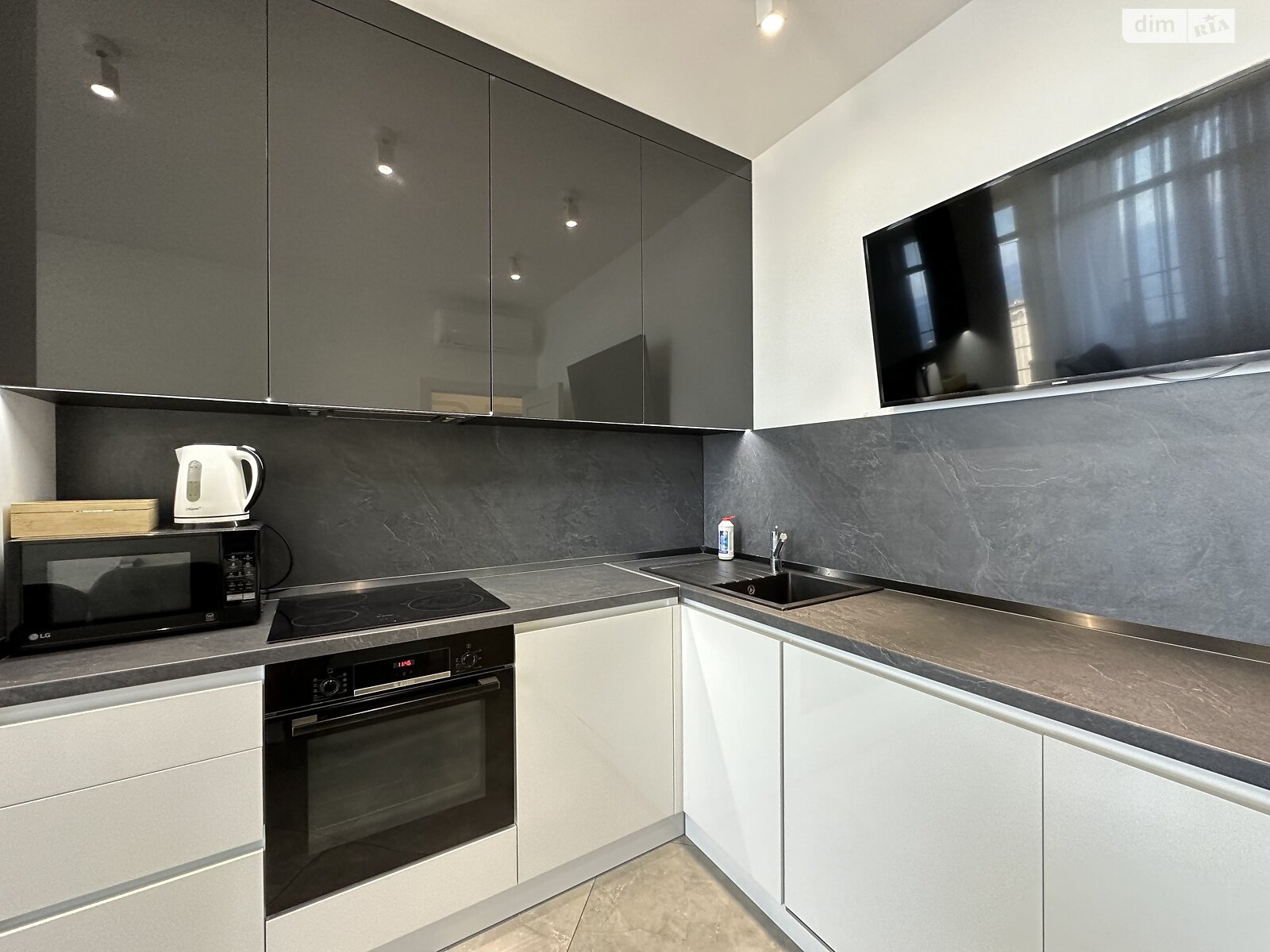 однокімнатна квартира в Одесі, район Приморський, на вул. Валерія Самофалова 16А/5 в довготривалу оренду помісячно фото 1