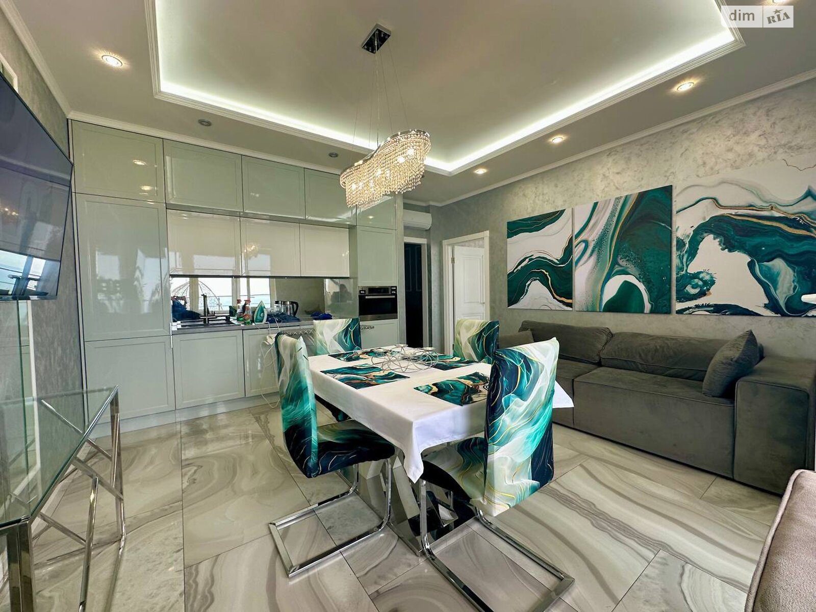 трикімнатна квартира в Одесі, район Приморський, на вул. Валерія Самофалова 16А/5 в довготривалу оренду помісячно фото 1