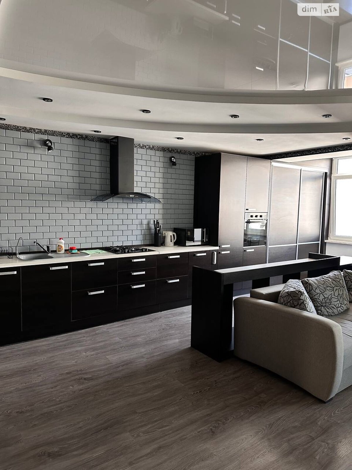 трикімнатна квартира в Одесі, район Приморський, на вул. Зоопаркова 12, кв. 154 в довготривалу оренду помісячно фото 1 трикімнатна квартира в Одесі, район Приморський, на вул. Зоопаркова 12, кв. 154 в довготривалу оренду помісячно фото 1