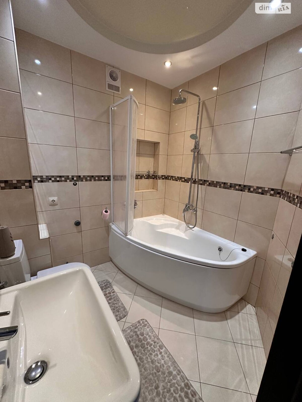 трикімнатна квартира в Одесі, район Приморський, на вул. Зоопаркова 12, кв. 154 в довготривалу оренду помісячно фото 1 трикімнатна квартира в Одесі, район Приморський, на вул. Зоопаркова 12, кв. 154 в довготривалу оренду помісячно фото 1