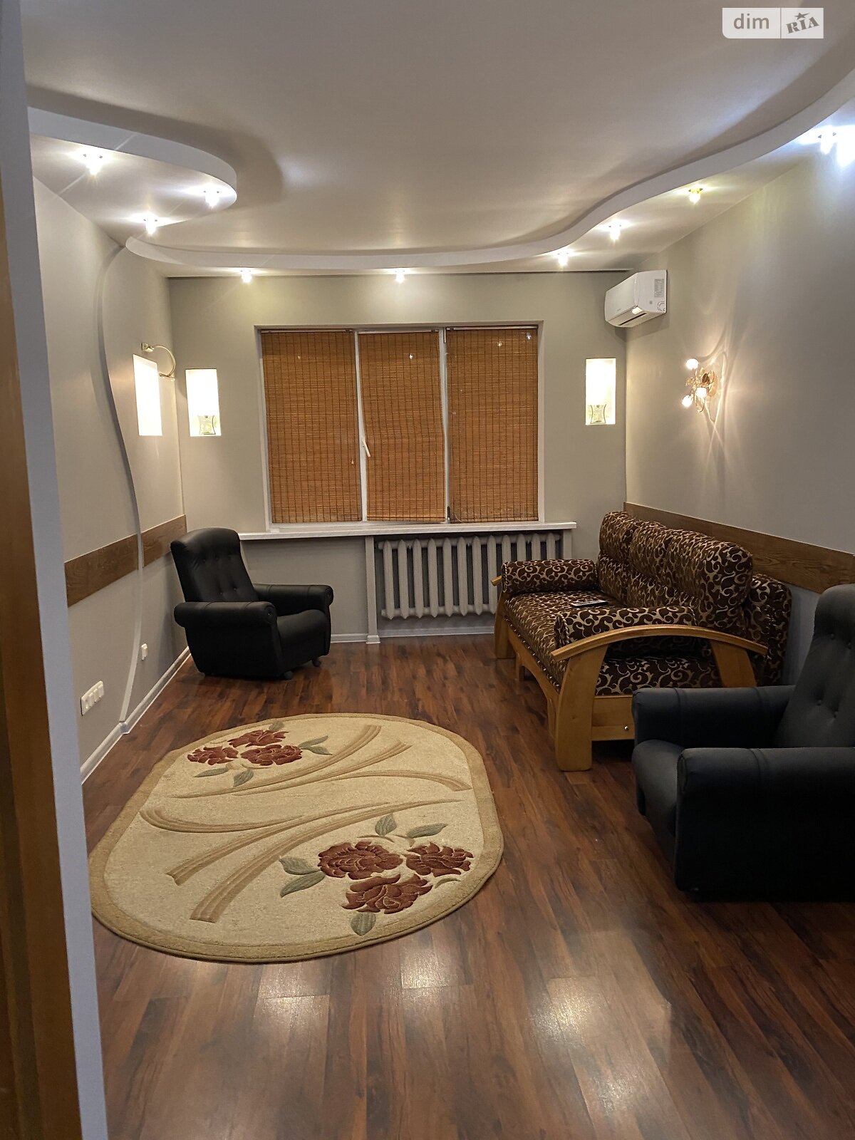 трехкомнатная квартира в Одессе, район Таирова, на ул. Евгения Чикаленко 63А в аренду на долгий срок помесячно фото 1