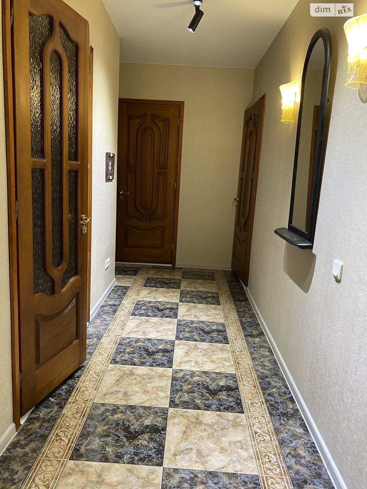 трехкомнатная квартира в Одессе, район Таирова, на ул. Евгения Чикаленко 63А в аренду на долгий срок помесячно фото 1