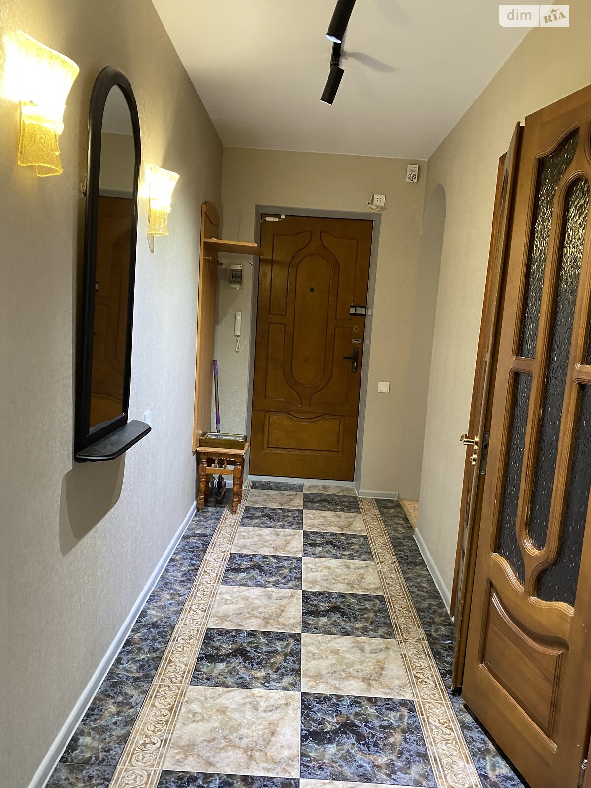 трехкомнатная квартира в Одессе, район Таирова, на ул. Евгения Чикаленко 63А в аренду на долгий срок помесячно фото 1