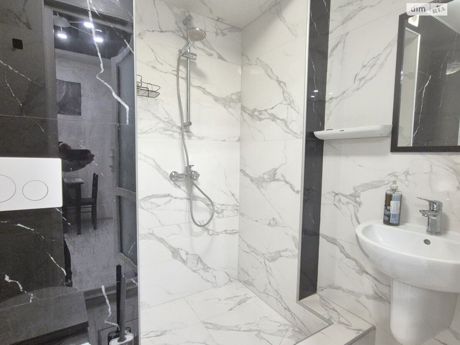 однокімнатна квартира в Одесі, район Центр, на вул. Ніни Строкатої 37 в довготривалу оренду помісячно фото 1