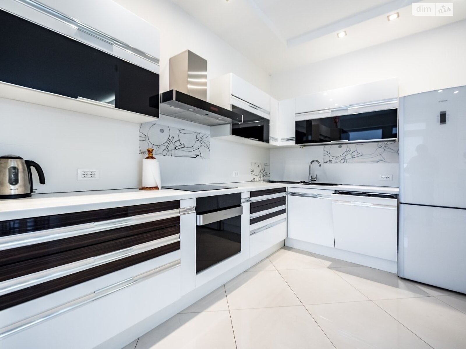 трикімнатна квартира з меблями в Одесі, район Центр, на вул. Пантелеймонівська 88/1 в довготривалу оренду помісячно фото 1