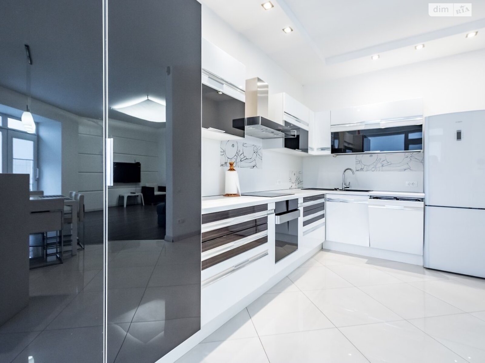 трикімнатна квартира з меблями в Одесі, район Центр, на вул. Пантелеймонівська 88/1 в довготривалу оренду помісячно фото 1