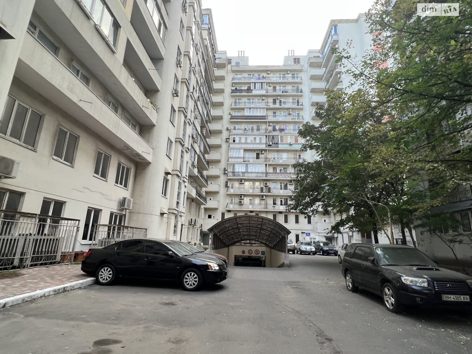 трехкомнатная квартира с мебелью в Одессе, район Центр, на ул. Пантелеймоновская 88/1 в аренду на долгий срок помесячно фото 1
