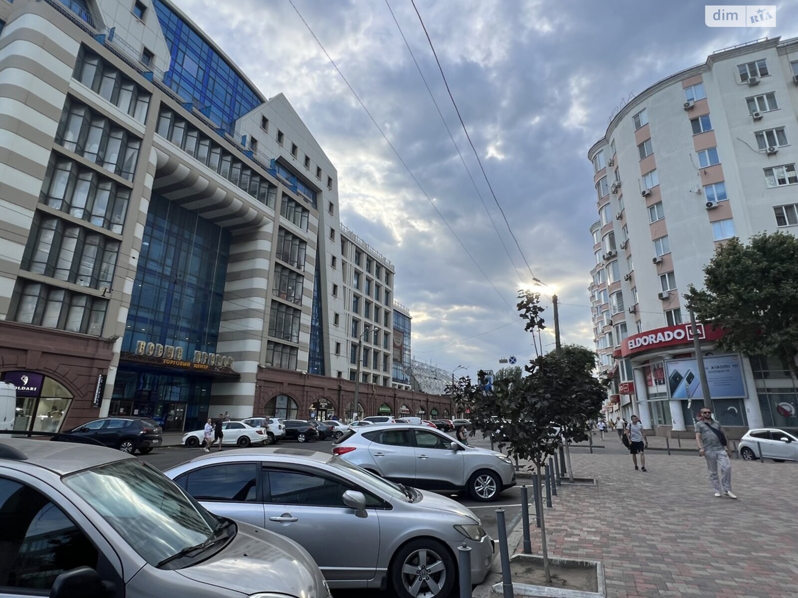 трикімнатна квартира з меблями в Одесі, район Центр, на вул. Пантелеймонівська 88/1 в довготривалу оренду помісячно фото 1