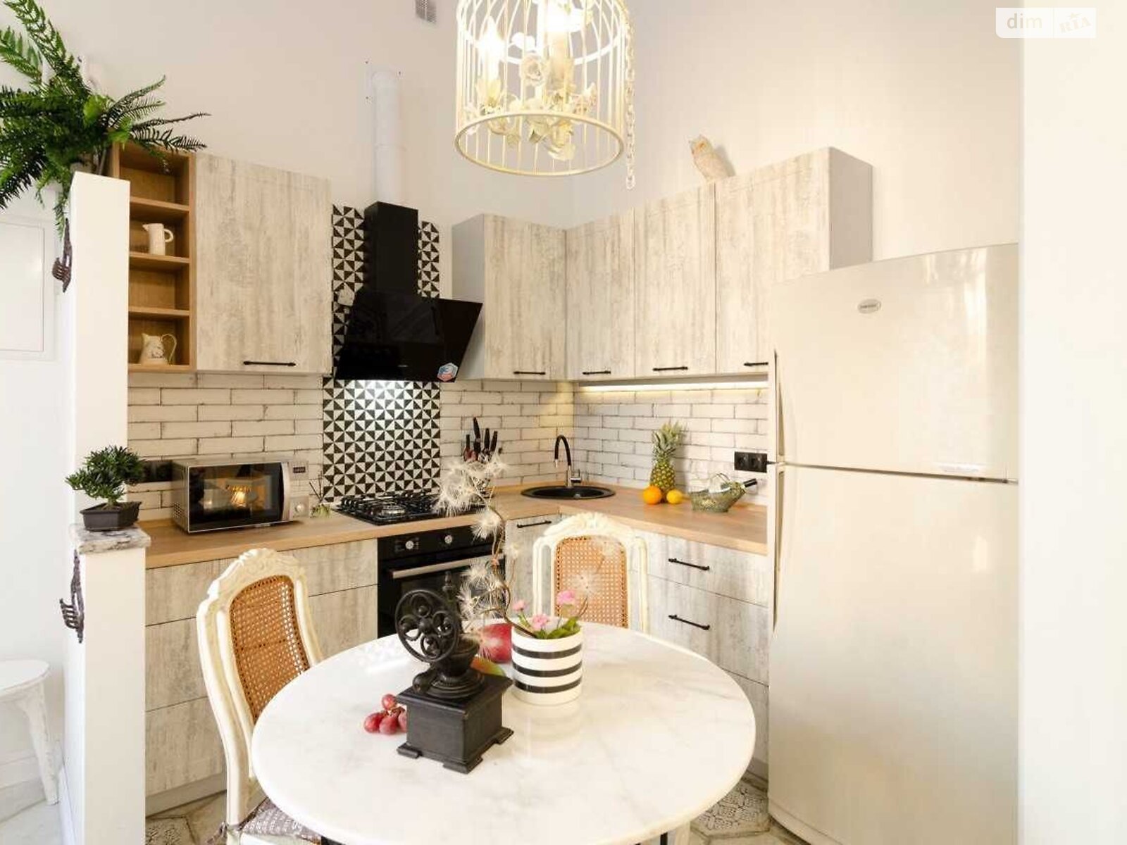 однокомнатная квартира в Одессе, район Центр, на пл. Соборная 2, кв. 5 в аренду на долгий срок помесячно фото 1 однокомнатная квартира в Одессе, район Центр, на пл. Соборная 2, кв. 5 в аренду на долгий срок помесячно фото 1