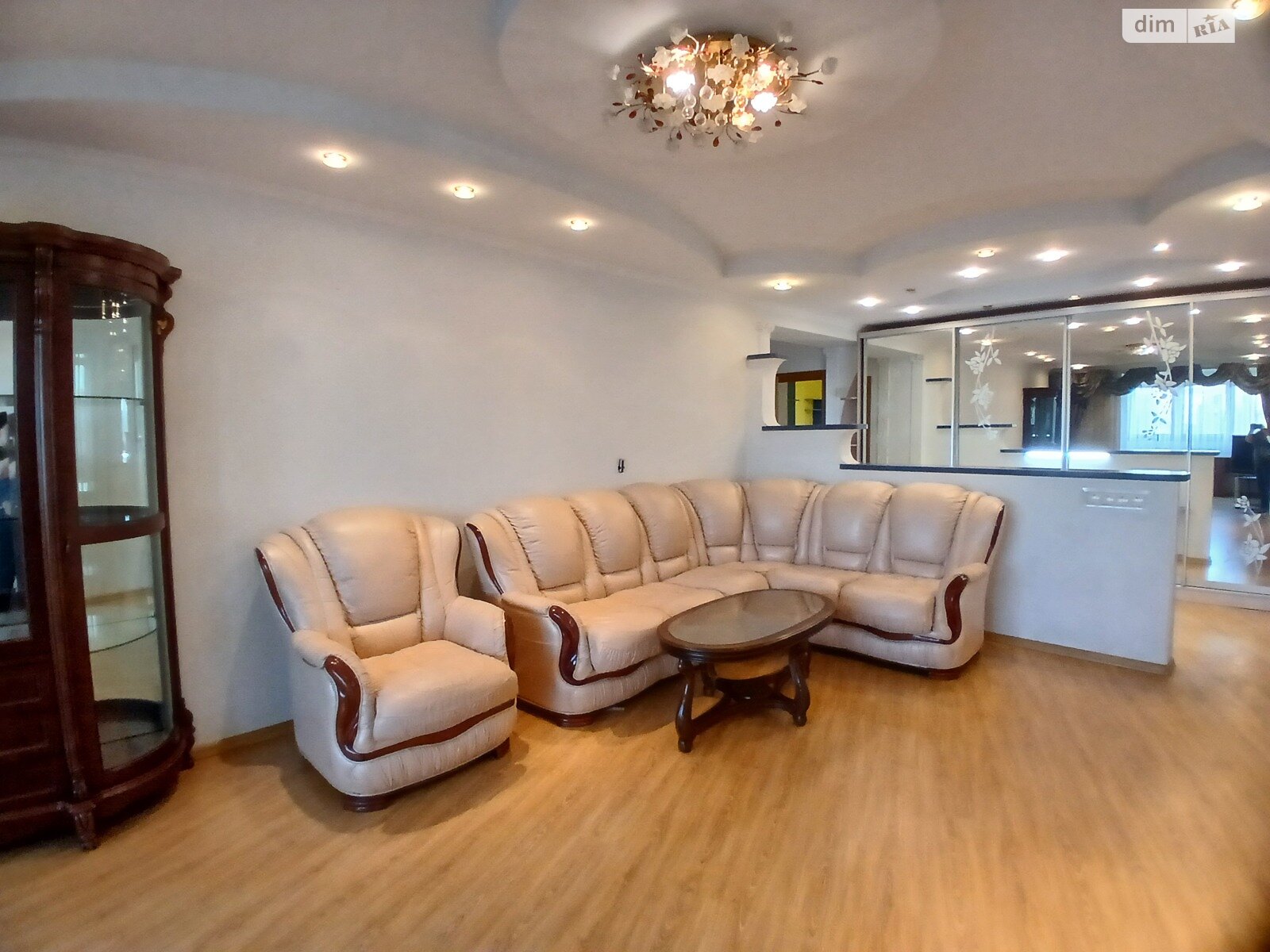 трехкомнатная квартира в Одессе, район Вузовский, на ул. Тополевая 26 в аренду на долгий срок помесячно фото 1 трехкомнатная квартира в Одессе, район Вузовский, на ул. Тополевая 26 в аренду на долгий срок помесячно фото 1