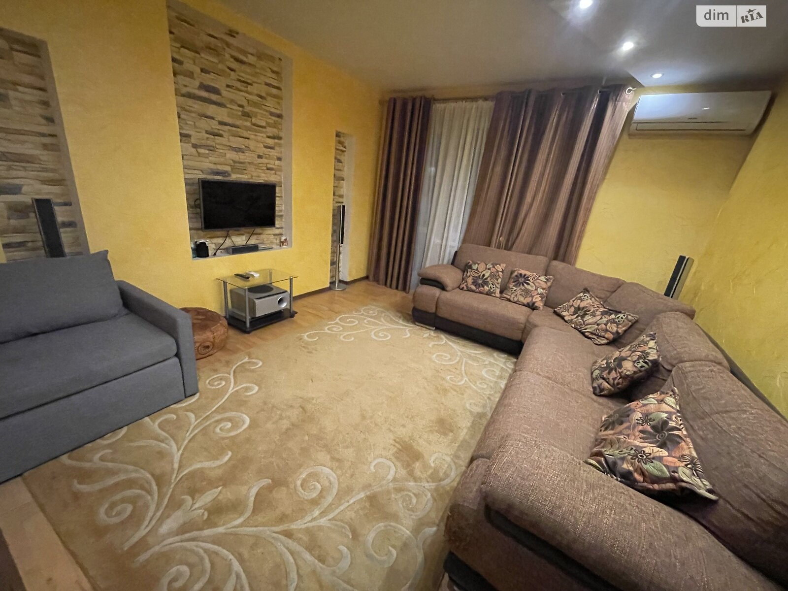 трехкомнатная квартира в Ровно, район Автовокзал, на ул. Галицкого Данилы в аренду на долгий срок помесячно фото 1