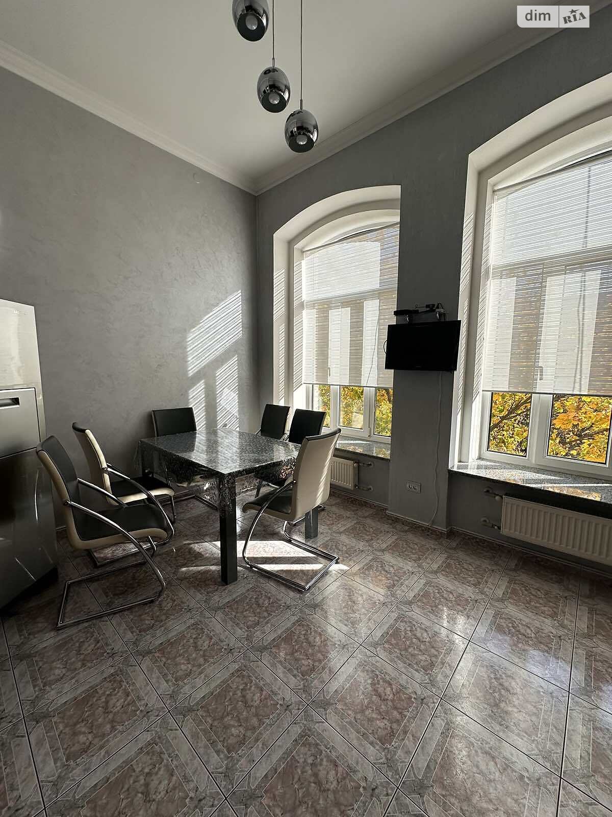 четырехкомнатная квартира с мебелью в Ровно, район Пивзавод, на ул. Дубенская в аренду на долгий срок помесячно фото 1