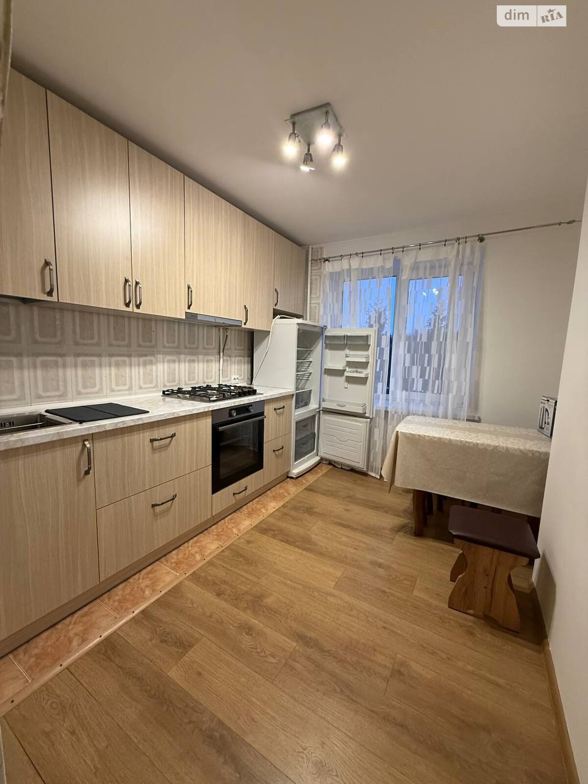 трехкомнатная квартира в Ровно, район Центр, на ул. Героев полиции в аренду на долгий срок помесячно фото 1