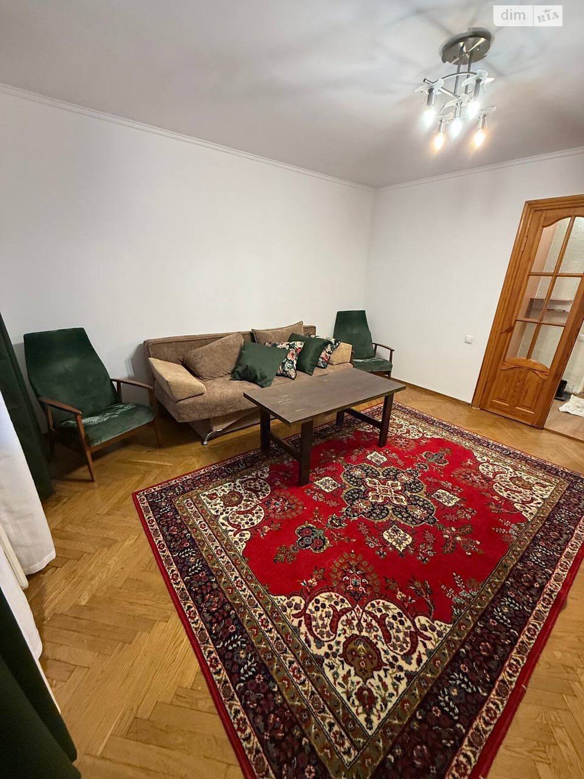 трехкомнатная квартира в Ровно, район Центр, на ул. Героев полиции в аренду на долгий срок помесячно фото 1