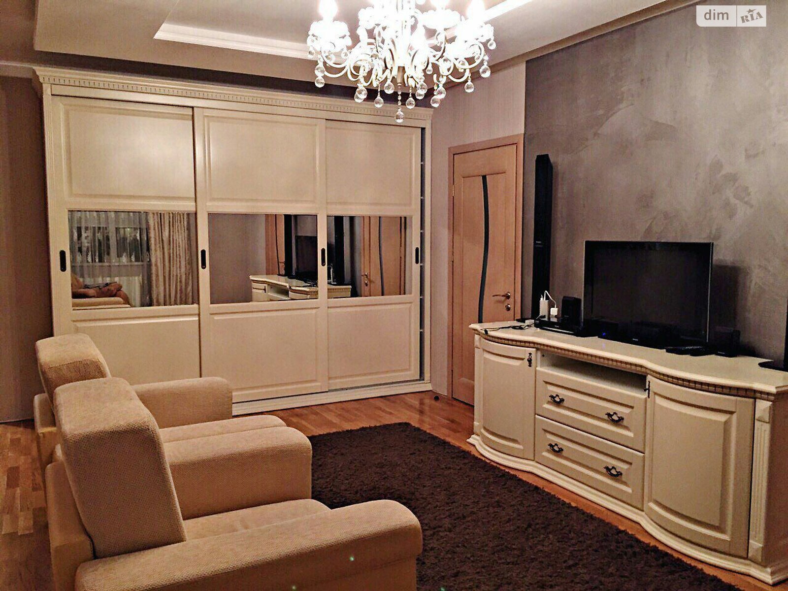 трехкомнатная квартира в Ровно, район Центр, на ул. Казимира Любомирского в аренду на долгий срок помесячно фото 1