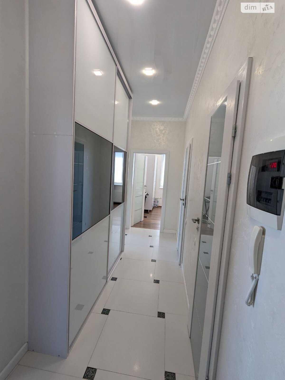 трикімнатна квартира в Рівному, район Центр, на вул. Мазепи Гетьмана 3 в довготривалу оренду помісячно фото 1 трикімнатна квартира в Рівному, район Центр, на вул. Мазепи Гетьмана 3 в довготривалу оренду помісячно фото 1