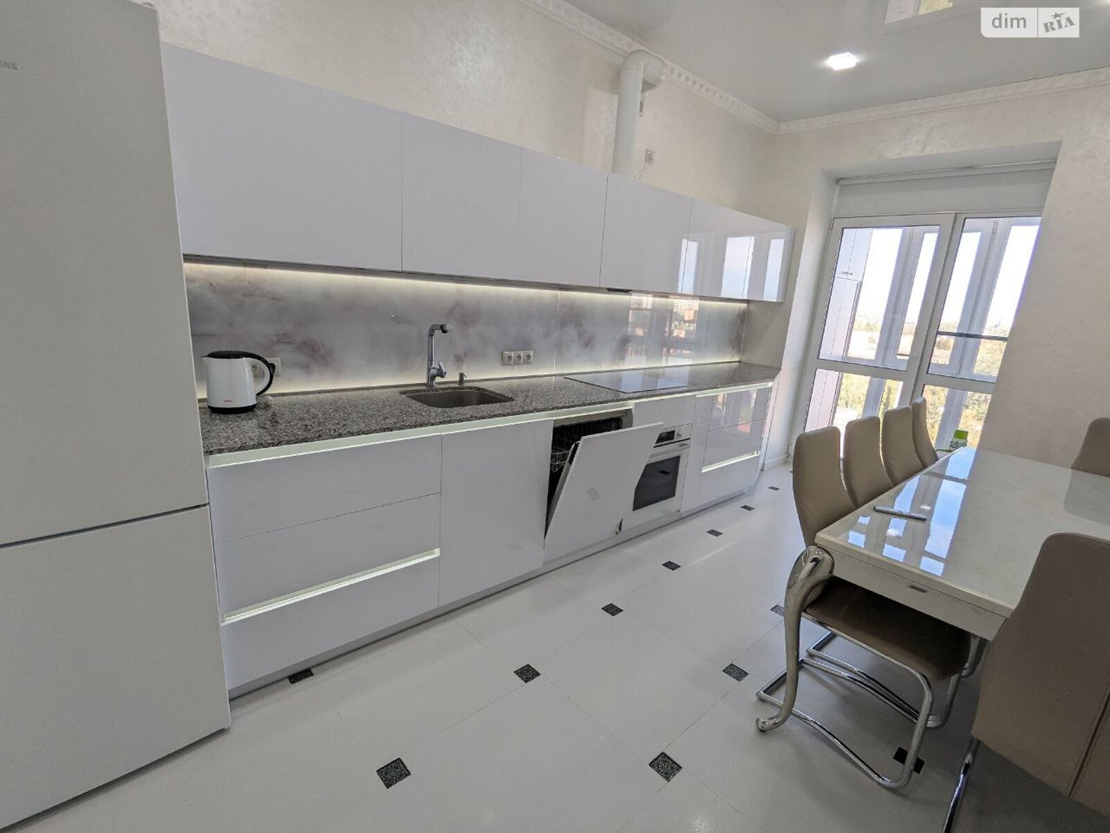 трикімнатна квартира в Рівному, район Центр, на вул. Мазепи Гетьмана 3 в довготривалу оренду помісячно фото 1 трикімнатна квартира в Рівному, район Центр, на вул. Мазепи Гетьмана 3 в довготривалу оренду помісячно фото 1