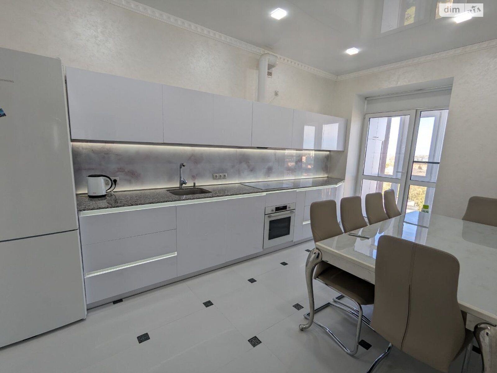 трикімнатна квартира в Рівному, район Центр, на вул. Мазепи Гетьмана 3 в довготривалу оренду помісячно фото 1 трикімнатна квартира в Рівному, район Центр, на вул. Мазепи Гетьмана 3 в довготривалу оренду помісячно фото 1