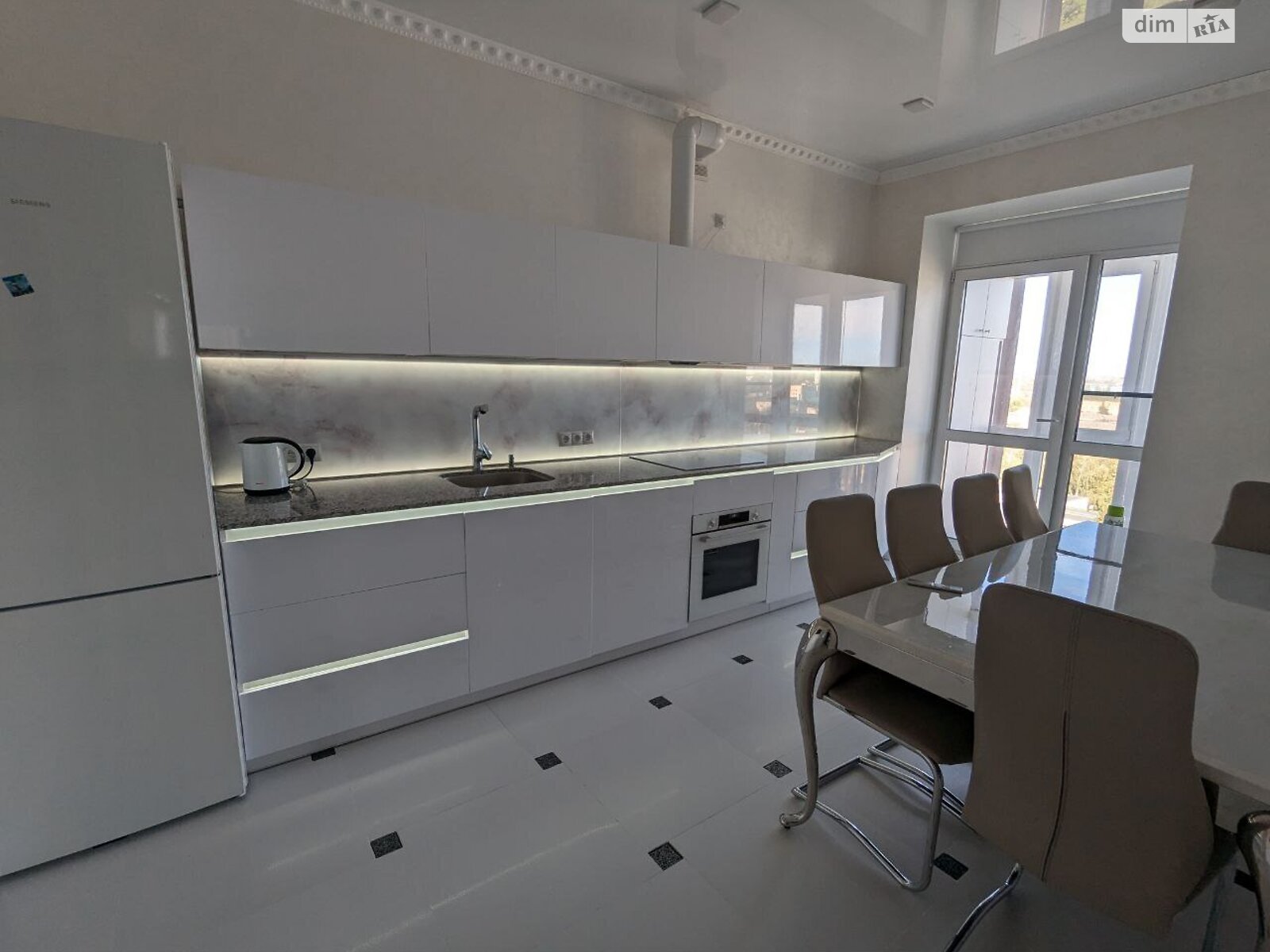 трикімнатна квартира в Рівному, район Центр, на вул. Мазепи Гетьмана 3 в довготривалу оренду помісячно фото 1 трикімнатна квартира в Рівному, район Центр, на вул. Мазепи Гетьмана 3 в довготривалу оренду помісячно фото 1