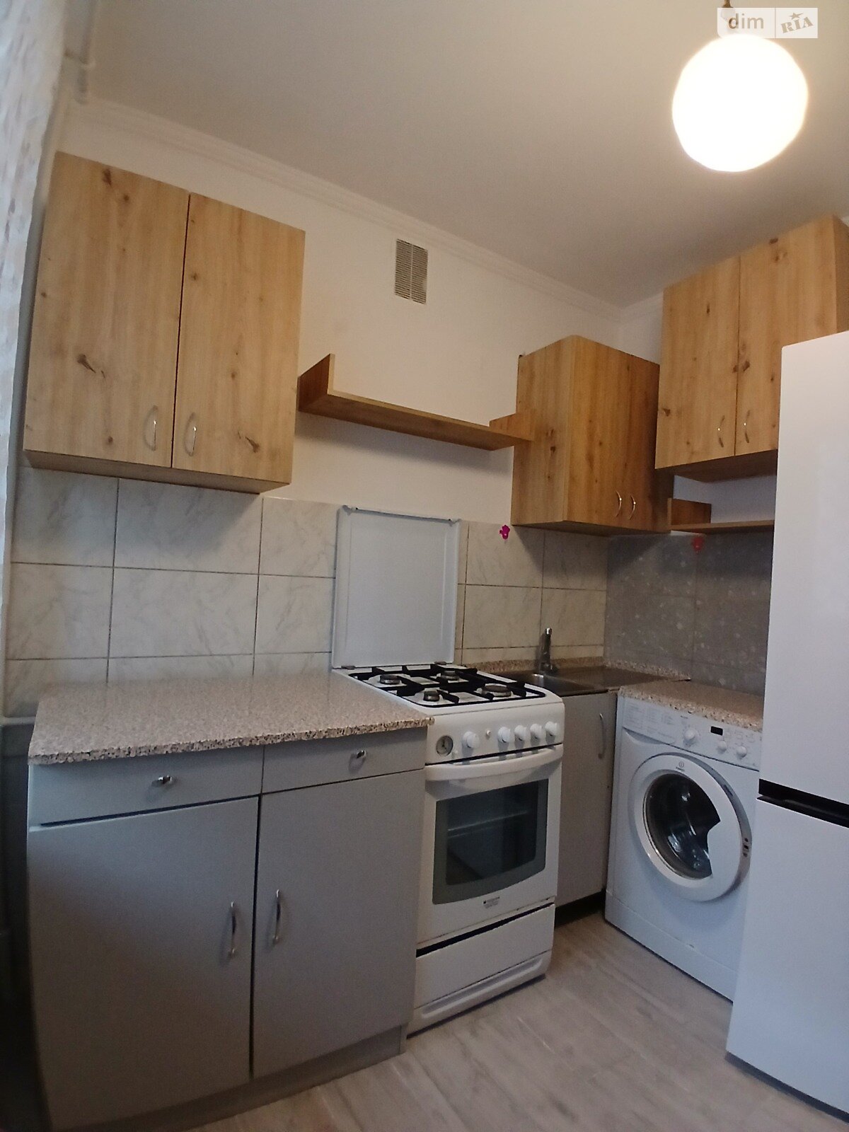 трехкомнатная квартира в Ровно, район Центр, на ул. Соборная 36 в аренду на долгий срок помесячно фото 1