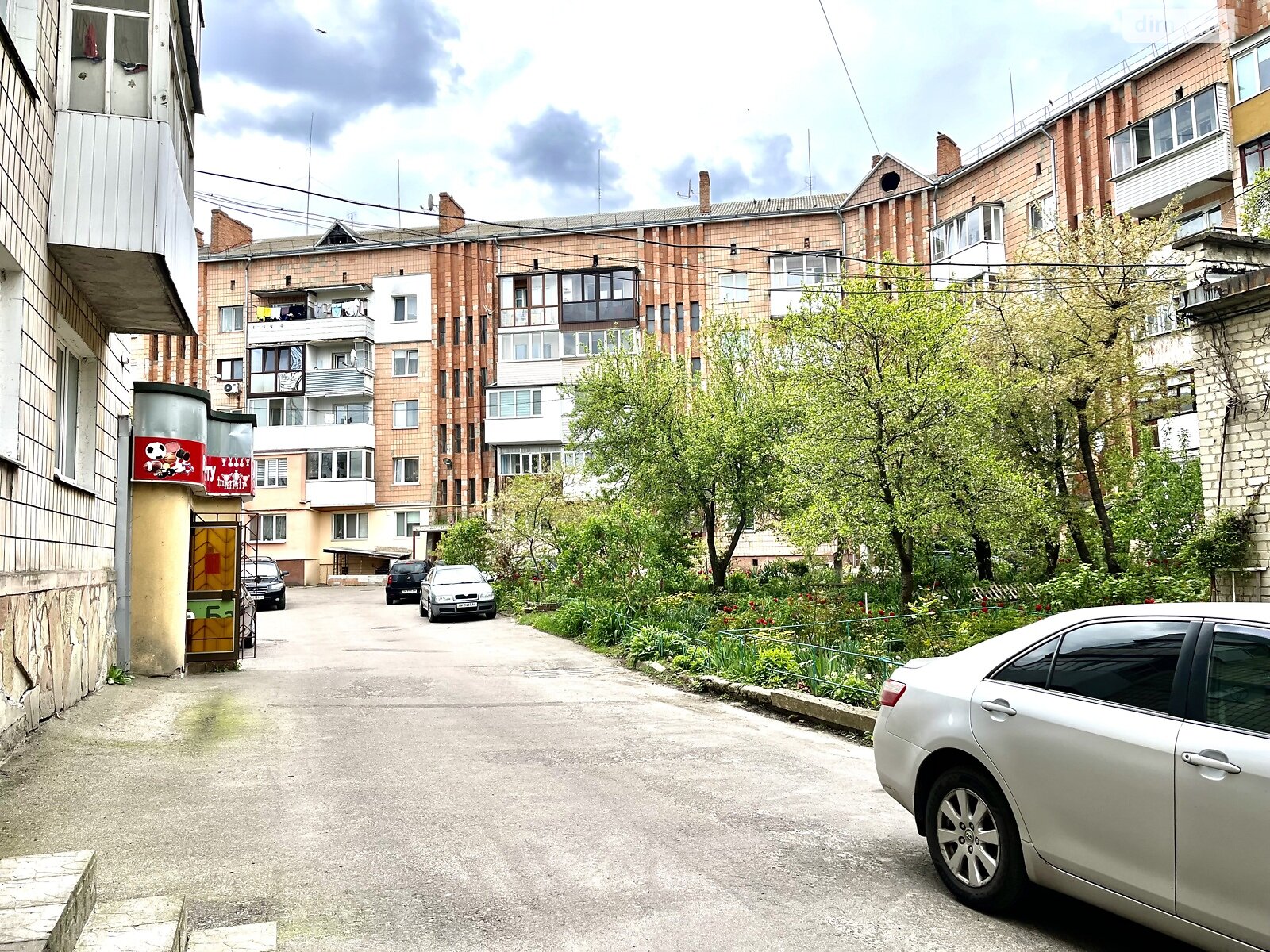трехкомнатная квартира в Ровно, район Центр, на ул. Замковая в аренду на долгий срок помесячно фото 1