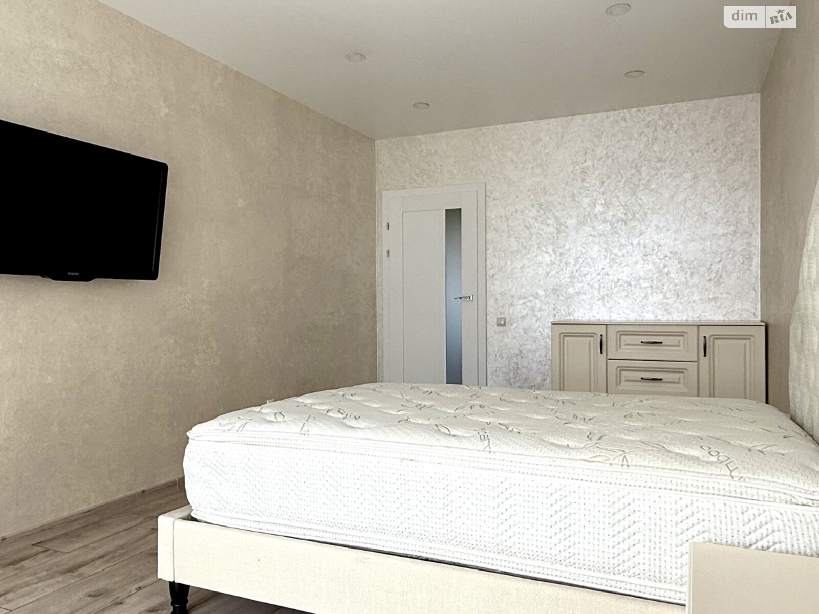 трехкомнатная квартира в Ровно, район Южный, на ул. Черновола Вячеслава 91Ф, кв. 31 в аренду на долгий срок помесячно фото 1 трехкомнатная квартира в Ровно, район Южный, на ул. Черновола Вячеслава 91Ф, кв. 31 в аренду на долгий срок помесячно фото 1