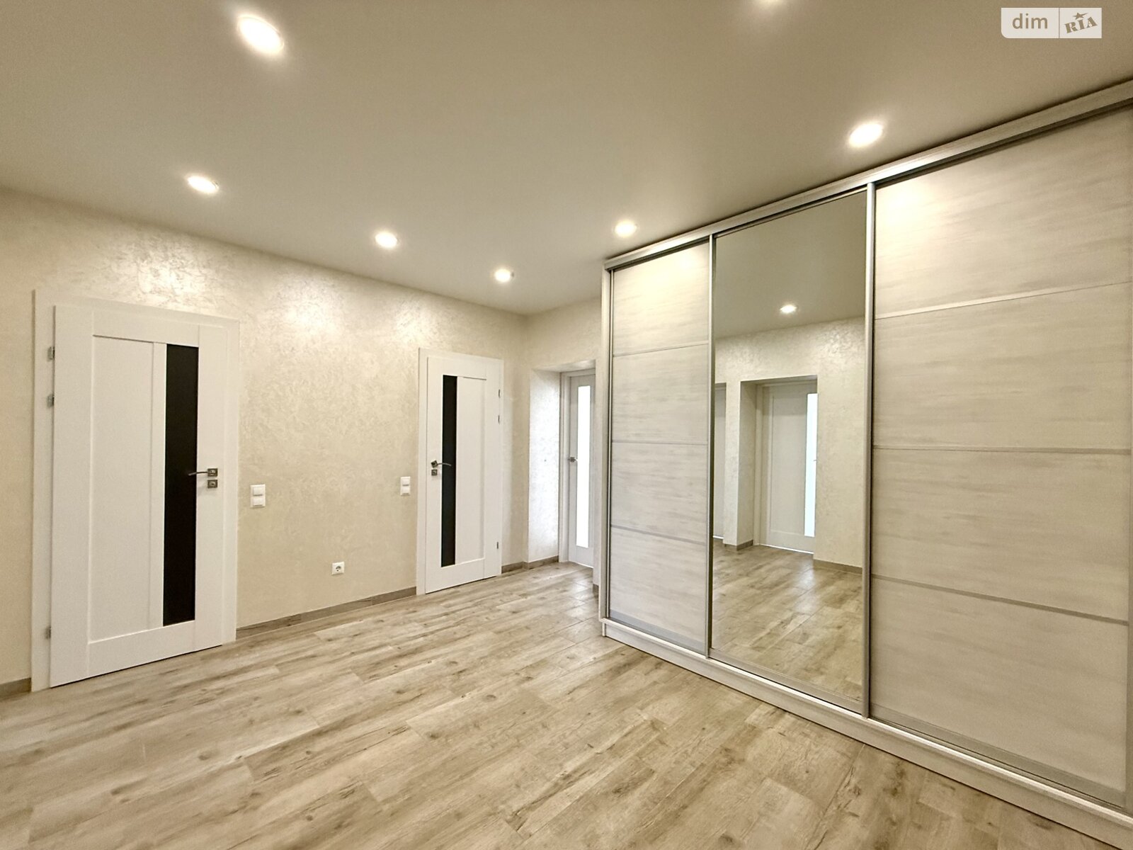 трехкомнатная квартира в Ровно, район Южный, на ул. Черновола Вячеслава 91Ф, кв. 31 в аренду на долгий срок помесячно фото 1 трехкомнатная квартира в Ровно, район Южный, на ул. Черновола Вячеслава 91Ф, кв. 31 в аренду на долгий срок помесячно фото 1