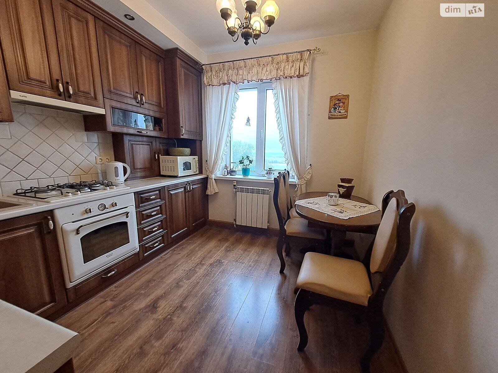 трехкомнатная квартира в Тернополе, район Аляска, на ул. Симоненко Василия 6 в аренду на долгий срок помесячно фото 1